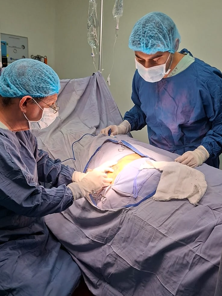 Dos profesionales médicos trabajando durante un procedimiento quirúrgico